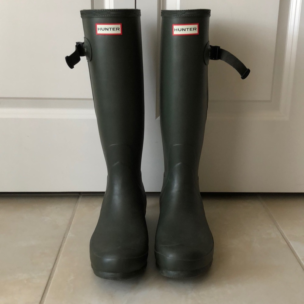 HUNTER! Women’s hunter green tall boots!